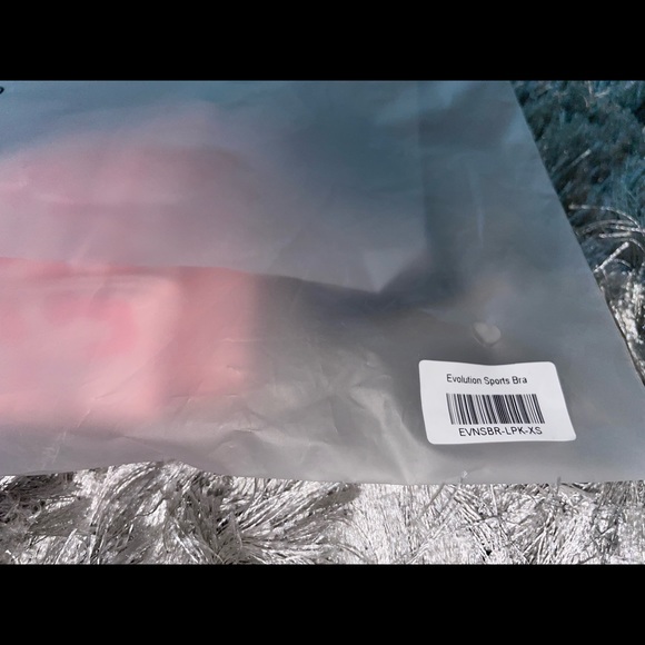 EVOLUTION SPORTS BRA + EVOLUTION HIGH WAISTED SCRUNCH LEGGINGS - Picture 5 of 7